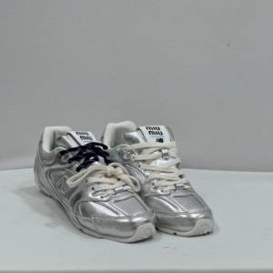 NB miu miu charol plateada