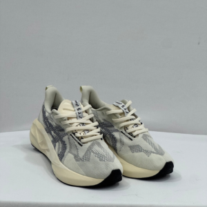 Asics Novablast Oatmeal avena y negro