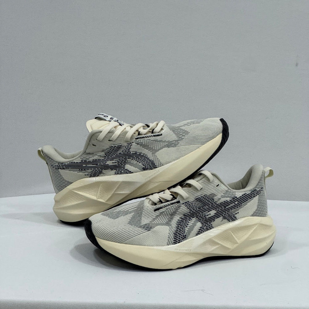 Asics Novablast Oatmeal avena y negro - Image 2